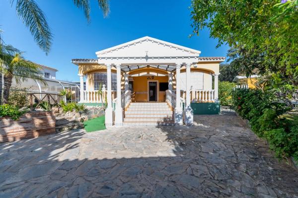 Chalet independiente en venta en Barrio El Rosario-Ricmar, Marbella
 photo 1