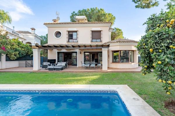Chalet independiente en venta en Barrio Costabella, Marbella
 photo 1