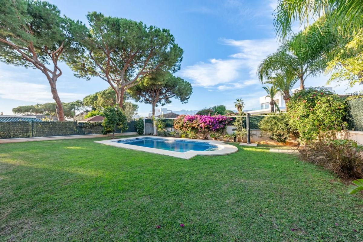 Sprzedaż niezależnego domku jednorodzinnego w  Barrio Costabella, Marbella photo 2