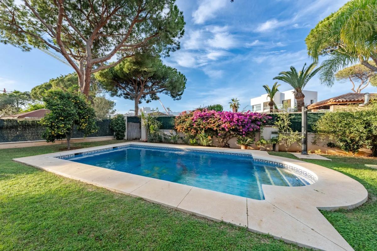 Sprzedaż niezależnego domku jednorodzinnego w  Barrio Costabella, Marbella photo 3