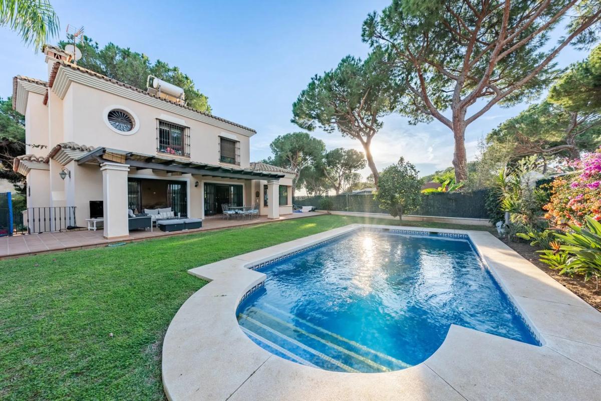 Sprzedaż niezależnego domku jednorodzinnego w  Barrio Costabella, Marbella photo 4