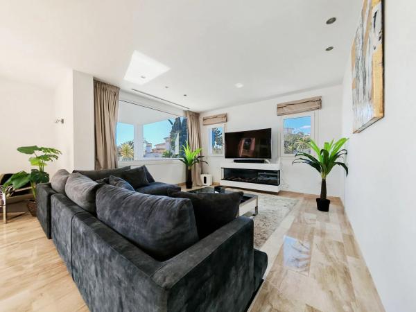 Chalet independiente en venta en Barrio El Rosario-Ricmar, Marbella
 photo 1