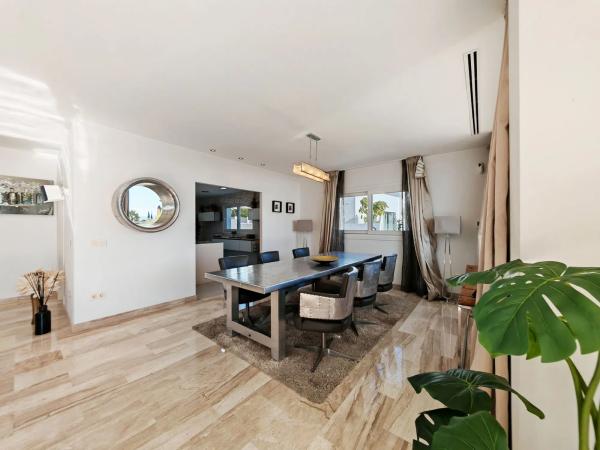 Chalet independiente en venta en Barrio El Rosario-Ricmar, Marbella
 photo 2