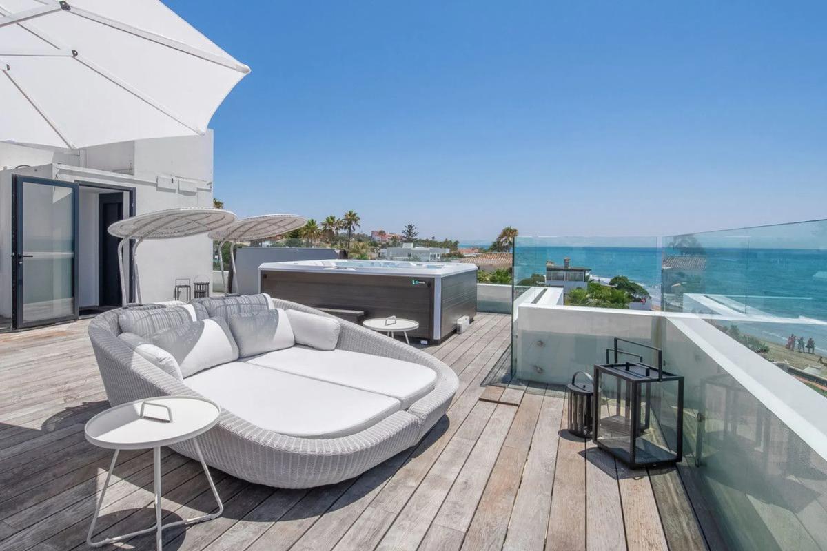 Sprzedaż niezależnego domku jednorodzinnego w  Calle Playa Hermosa, 202, Marbella photo 2