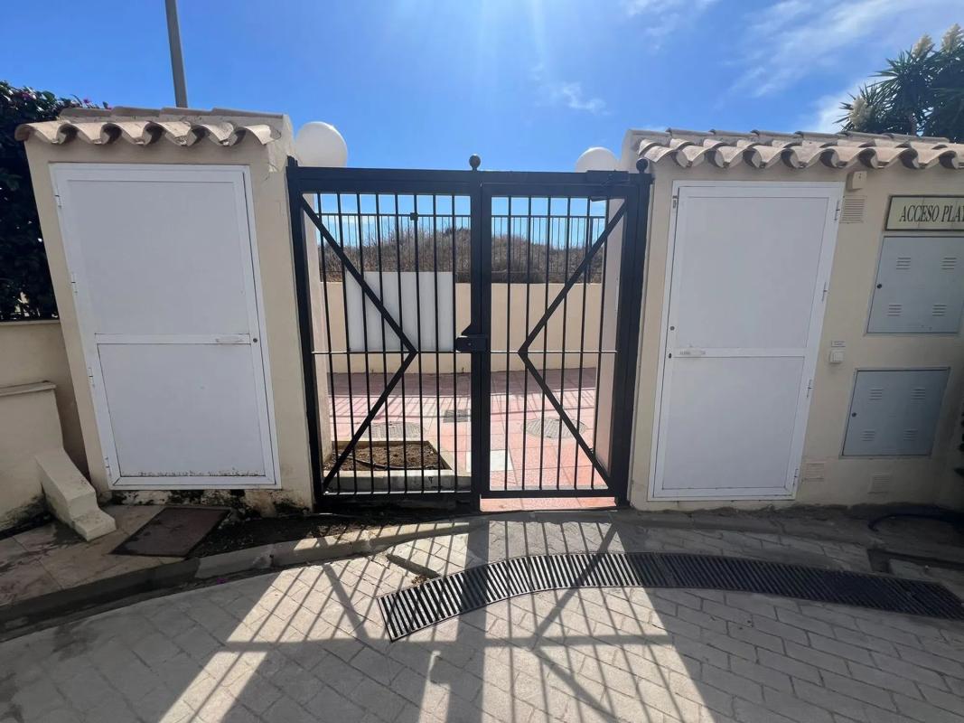 Venta de chalet adosado en Barrio Las Chapas-Alicate Playa , Marbella photo 2