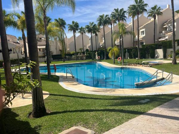 Dom szeregowy na sprzedaż w  Barrio Las Chapas-Alicate Playa , Marbella photo 4