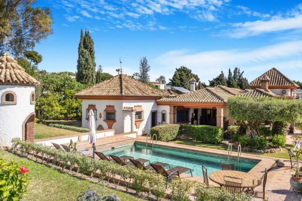 Chalet independiente en venta en Barrio Costabella, Marbella
 photo 1