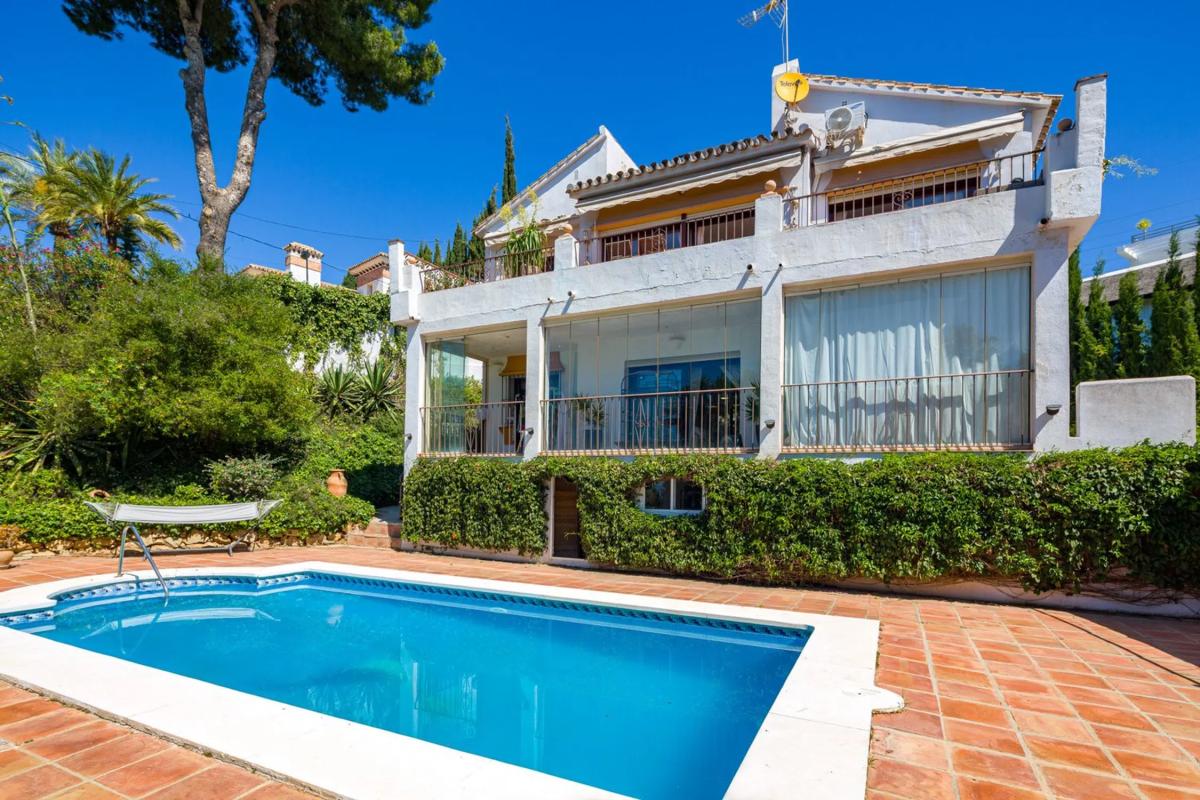 Sprzedaż niezależnego domku jednorodzinnego w Barrio El Rosario-Ricmar, Marbella photo 1