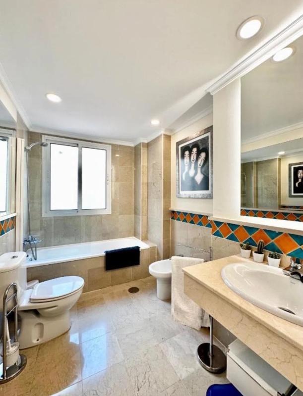 Venta de piso en Calle Tales de Mileto, Marbella
photo 1