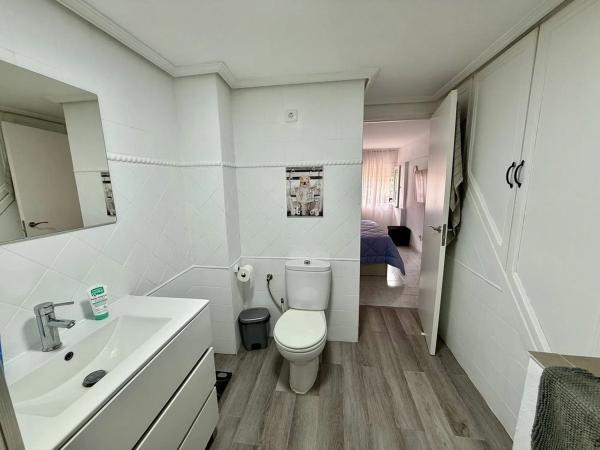 Venta de piso en Barrio Valdeolletas-Las Cancelas-Xarblanca, Marbella
 photo 2