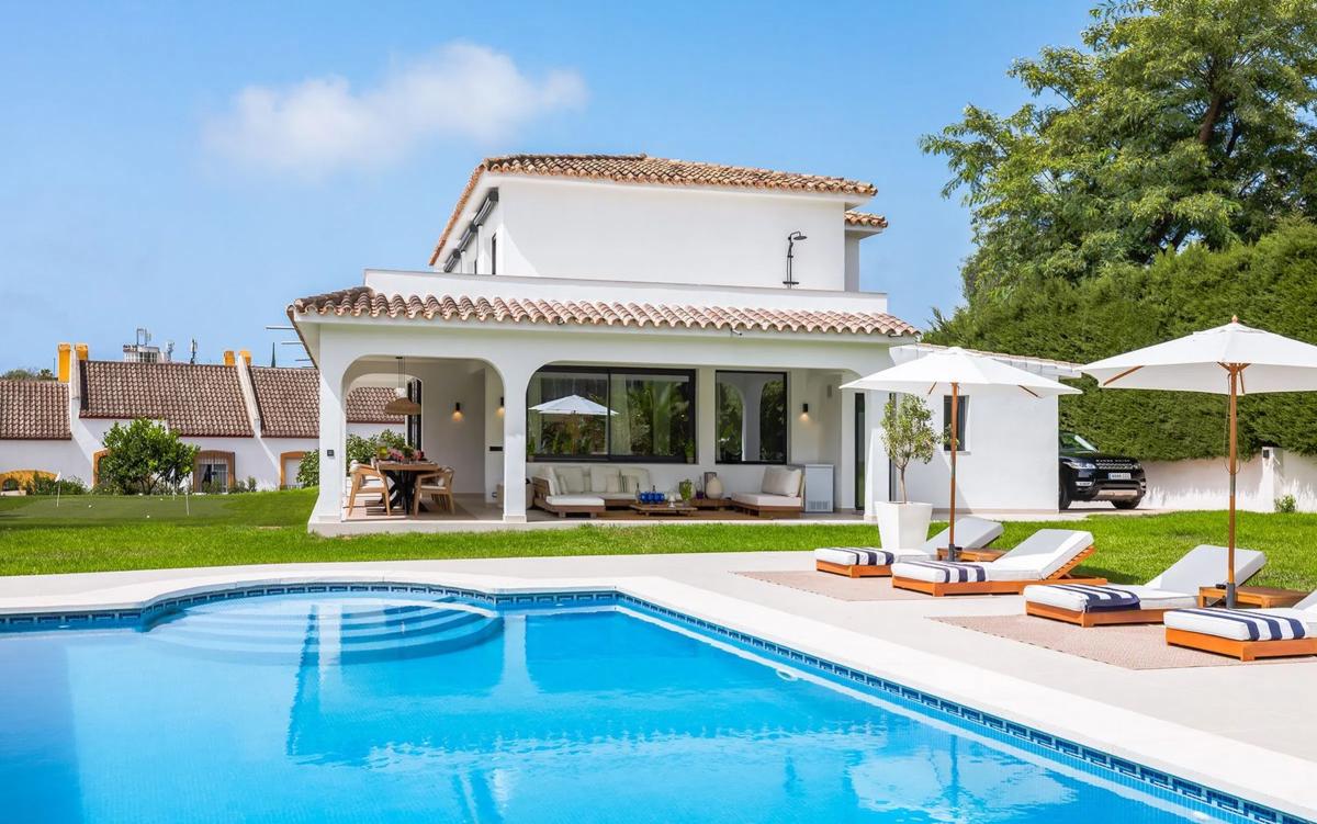 Sale of independent chalet in Calle Almensino, Marbella
photo 1