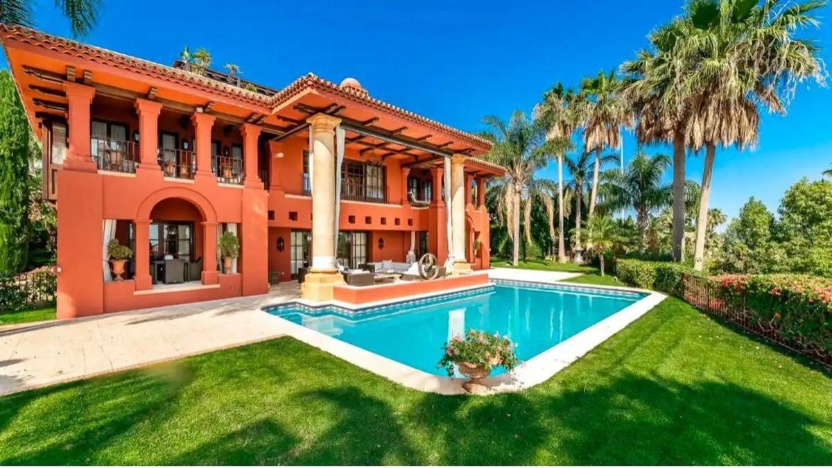 Sale of independent chalet in Calle Sierra Blanca, Marbella
photo 1