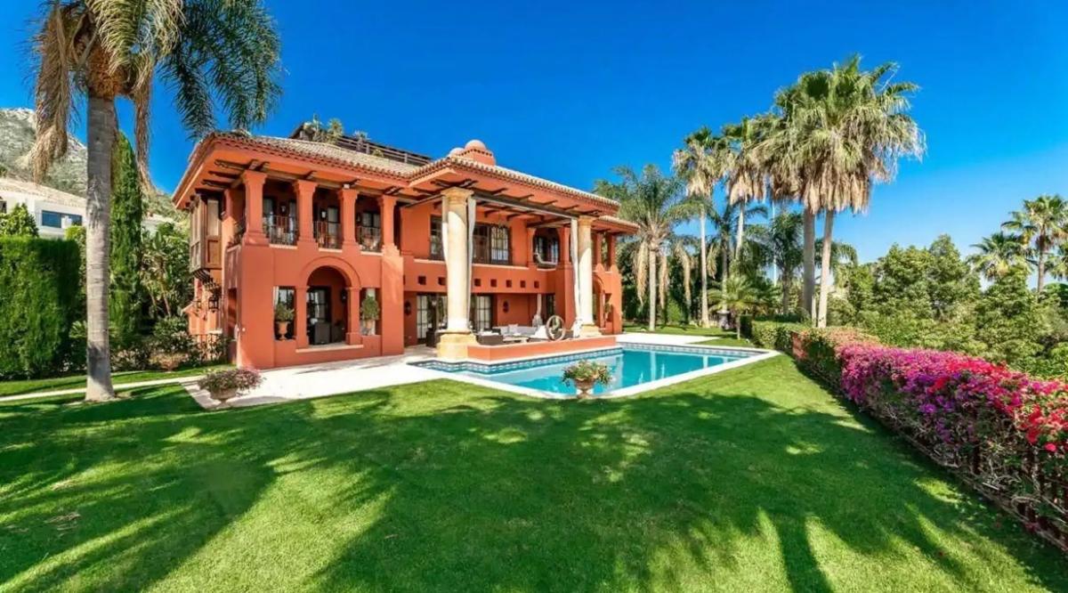 Sale of independent chalet in Calle Sierra Blanca, Marbella
photo 2