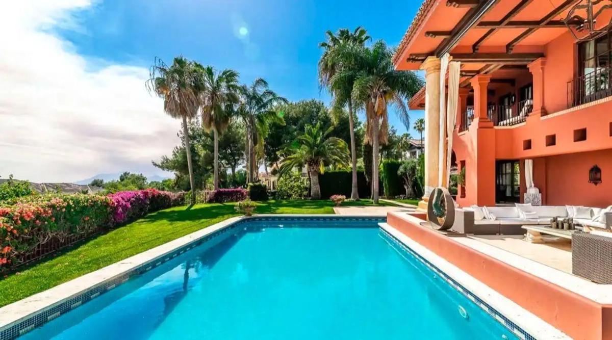 Sale of independent chalet in Calle Sierra Blanca, Marbella
photo 3