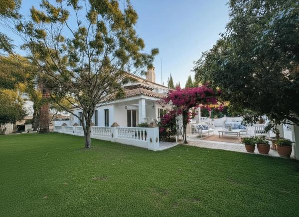 Chalet independiente en venta en Barrio Huerta del Prado-La Montua, Marbella
thumbnail 1