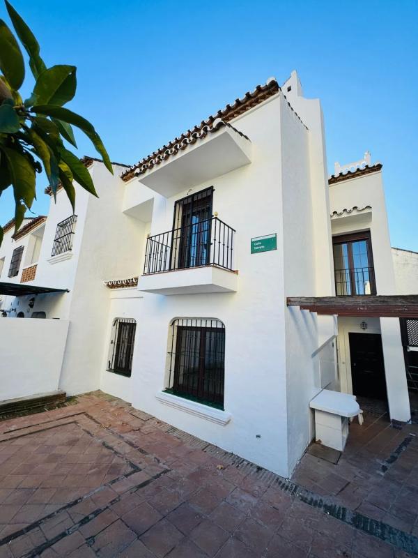 Venta de chalet adosado en Avenida las Palmeras, 17 , Marbella photo 1
