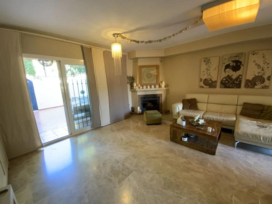 Venta de chalet adosado en  Camino del Trapiche , Marbella photo 2