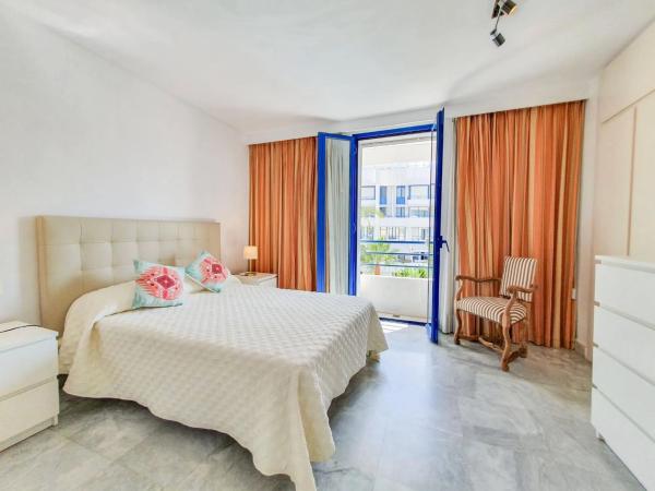 Duplex en venta en Calle Camilo José Cela, 18, Marbella photo 4