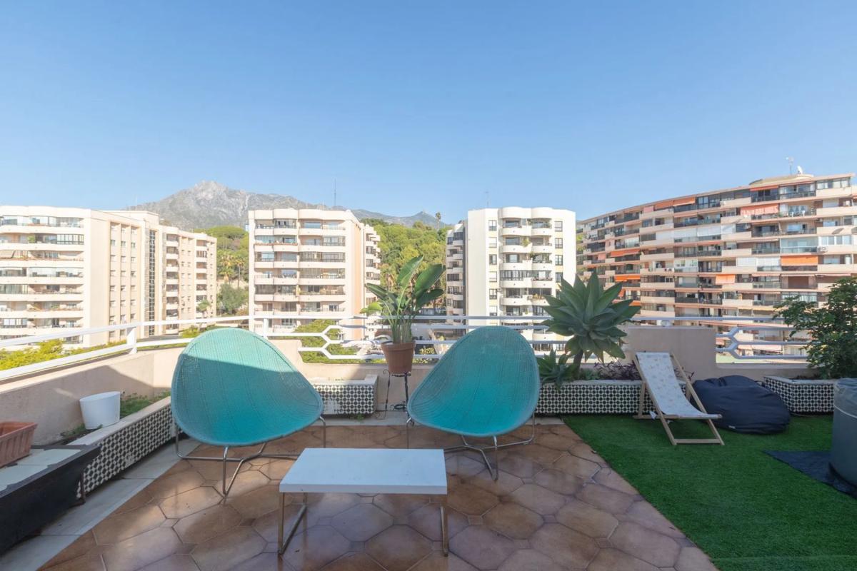 Sprzedaż poddasza w  Calle de Ramón Gómez de la Serna, Marbella photo 3