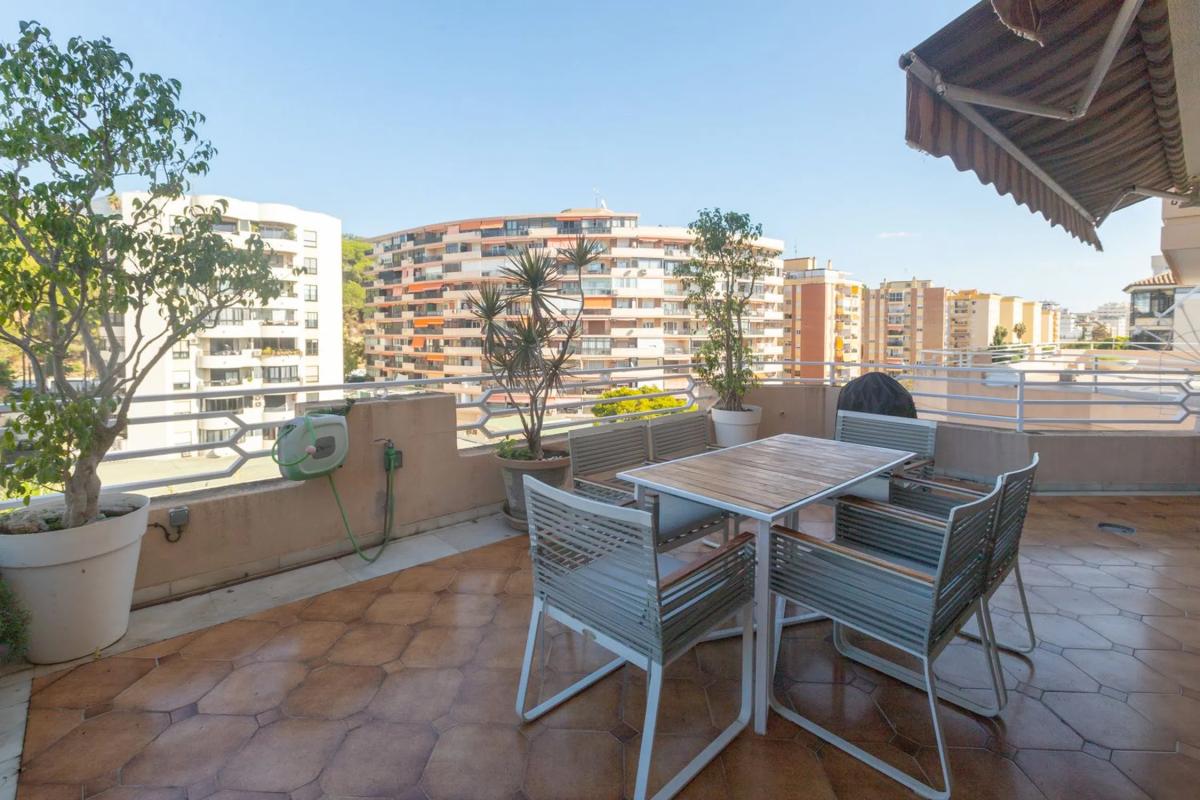 Sprzedaż poddasza w  Calle de Ramón Gómez de la Serna, Marbella photo 4