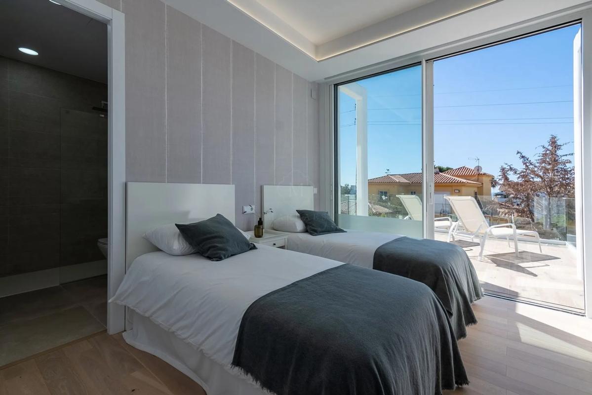 Sale of independent chalet in Barrio Valdeolletas-Las Cancelas-Xarblanca, Marbella
photo 1