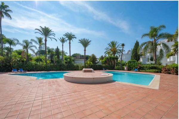 Mieszkanie na sprzedaż w Barrio Playa Bajadilla-Puertos, Marbella photo 1