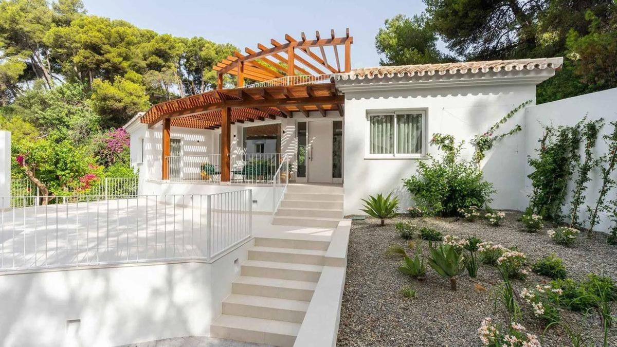 Sale of independent chalet in Plaza de los Naranjos, Marbella
photo 2