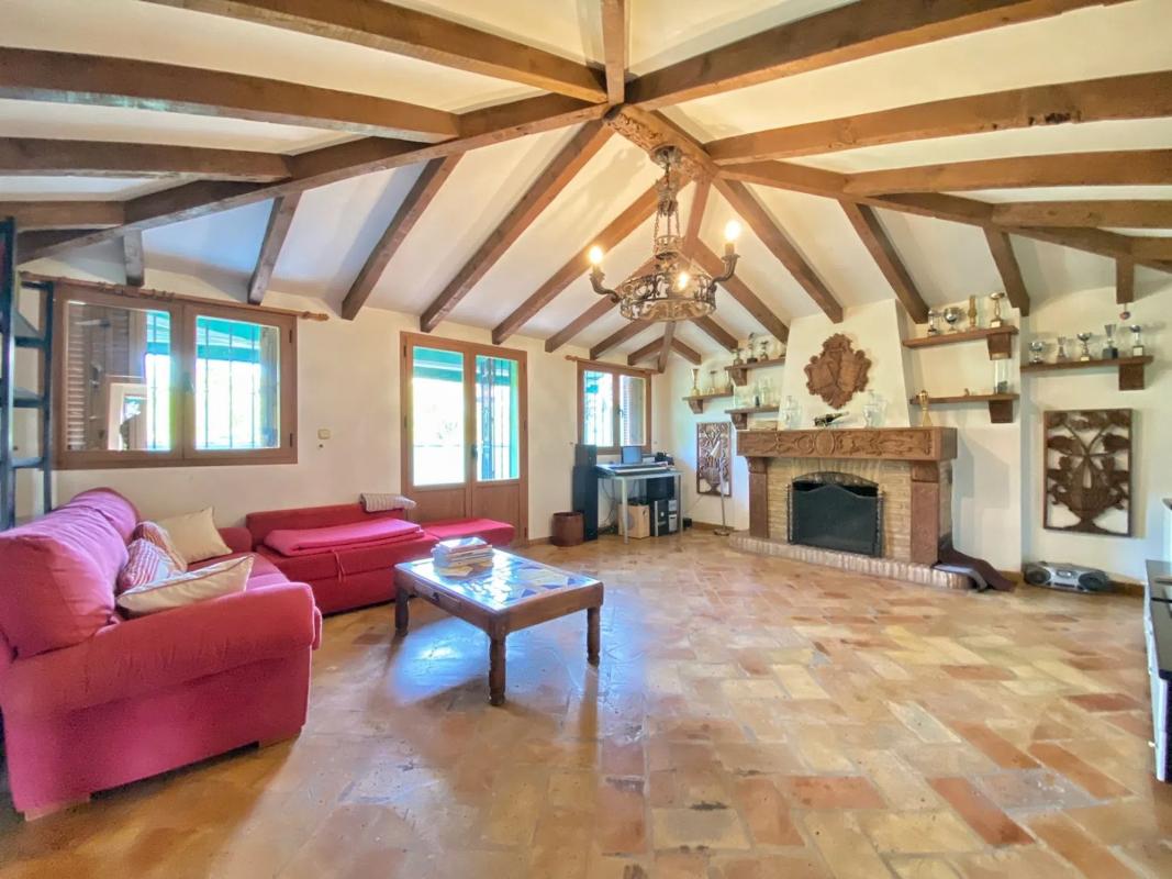 Sale of independent chalet in Barrio Valdeolletas-Las Cancelas-Xarblanca, Marbella
photo 1