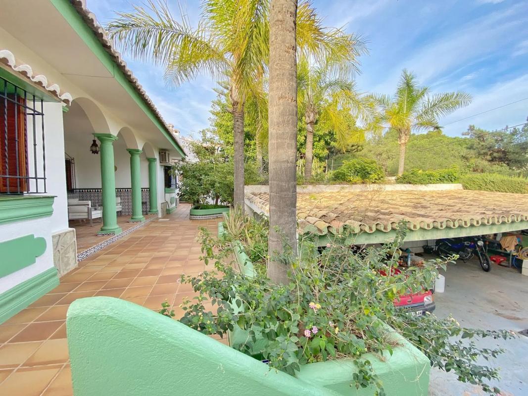 Sale of independent chalet in Barrio Valdeolletas-Las Cancelas-Xarblanca, Marbella
photo 3