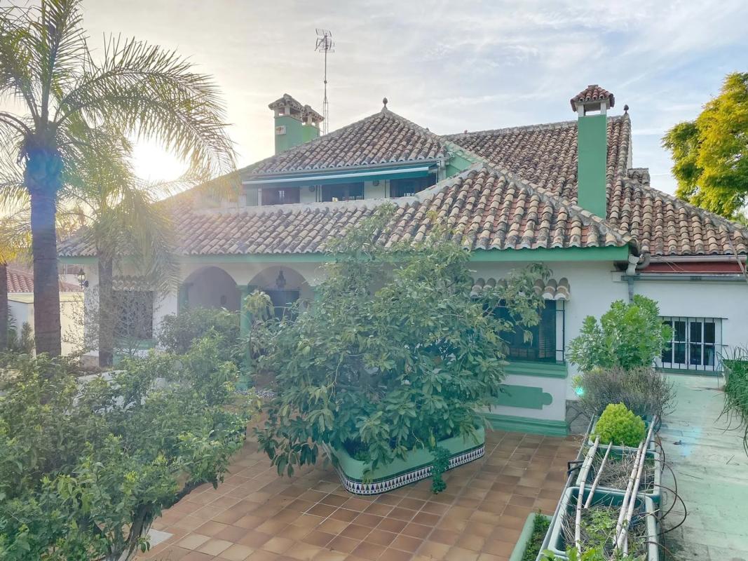 Sale of independent chalet in Barrio Valdeolletas-Las Cancelas-Xarblanca, Marbella
photo 4
