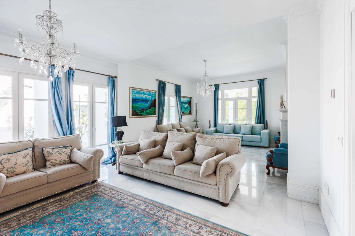 Sale of independent chalet in AV PABLO RUIZ PICASSO-HTA BE, Marbella
photo 2