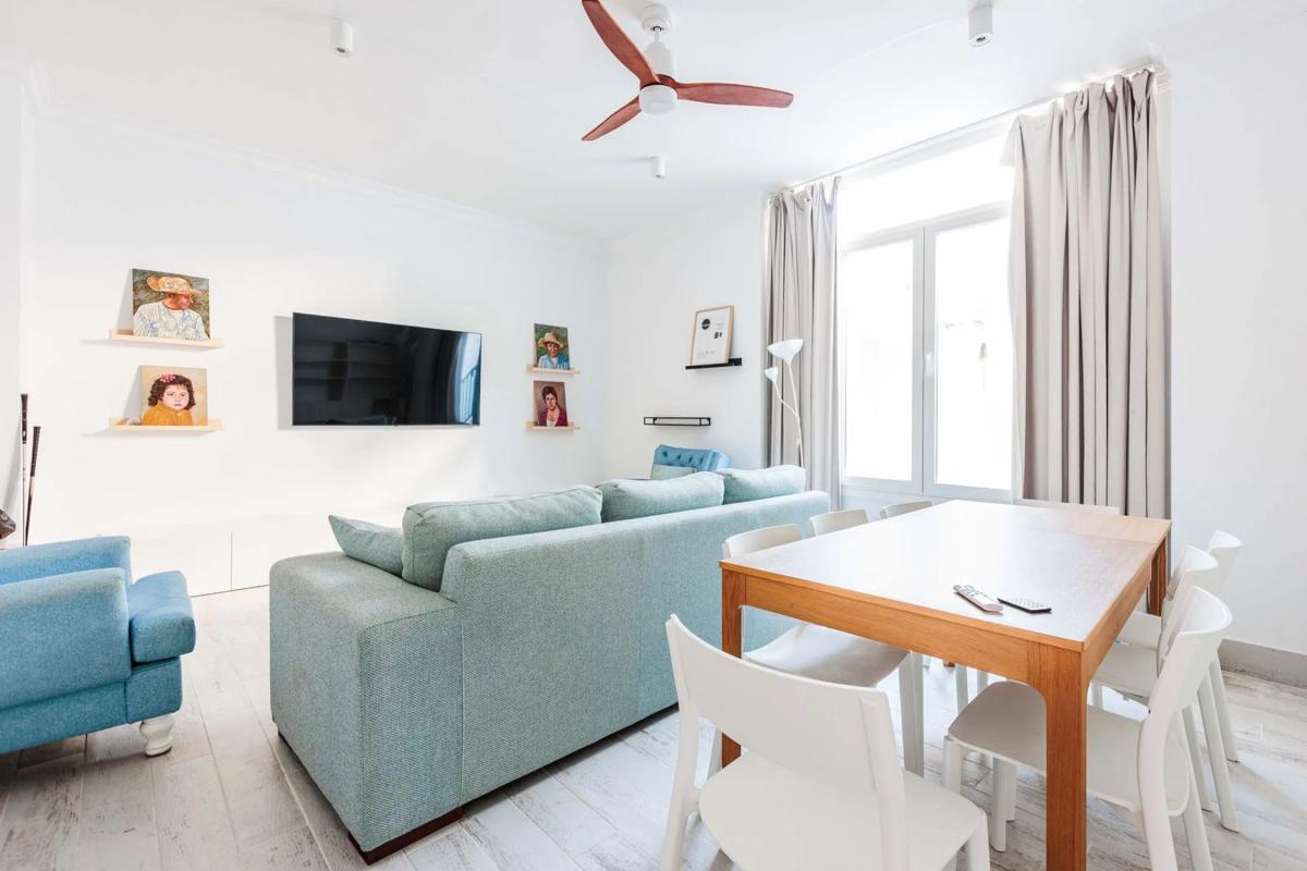Sale of independent chalet in AV PABLO RUIZ PICASSO-HTA BE, Marbella
photo 3