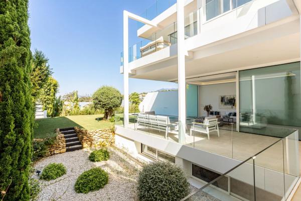 Chalet independiente en venta en Urbanizacion Valdeolletas, 14, Marbella
photo 1