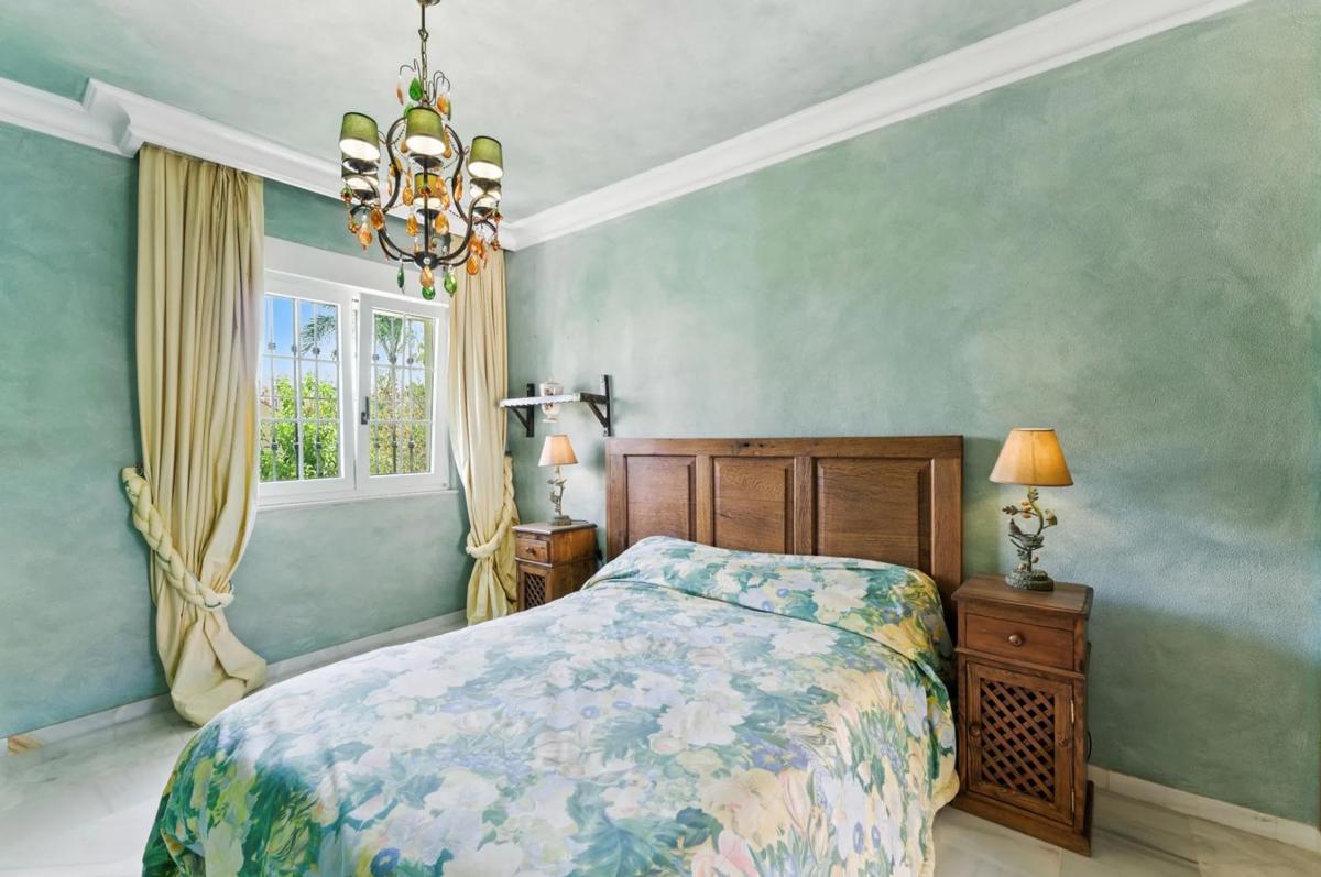 Sale of independent chalet in AV LAS PALMERAS, Marbella
photo 1
