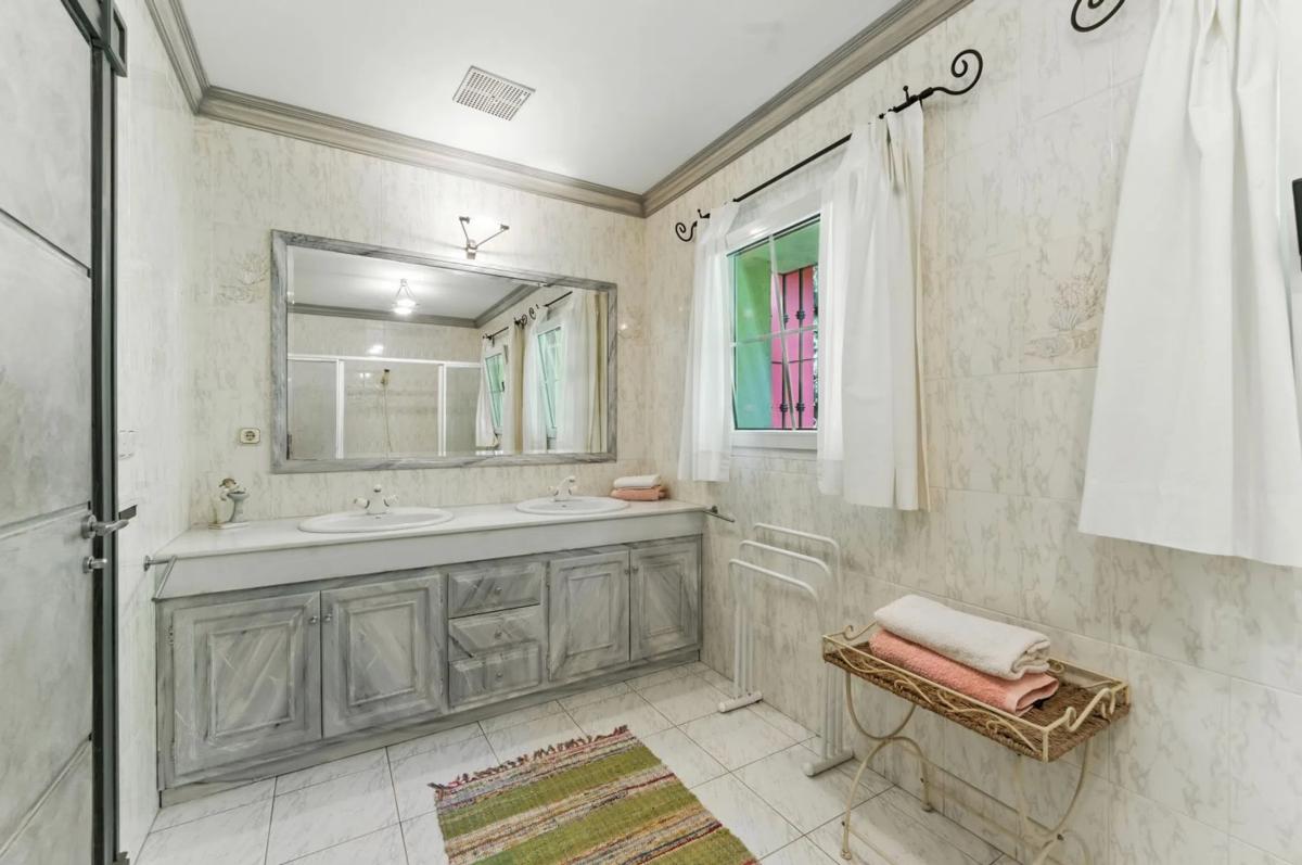 Sale of independent chalet in AV LAS PALMERAS, Marbella
photo 2