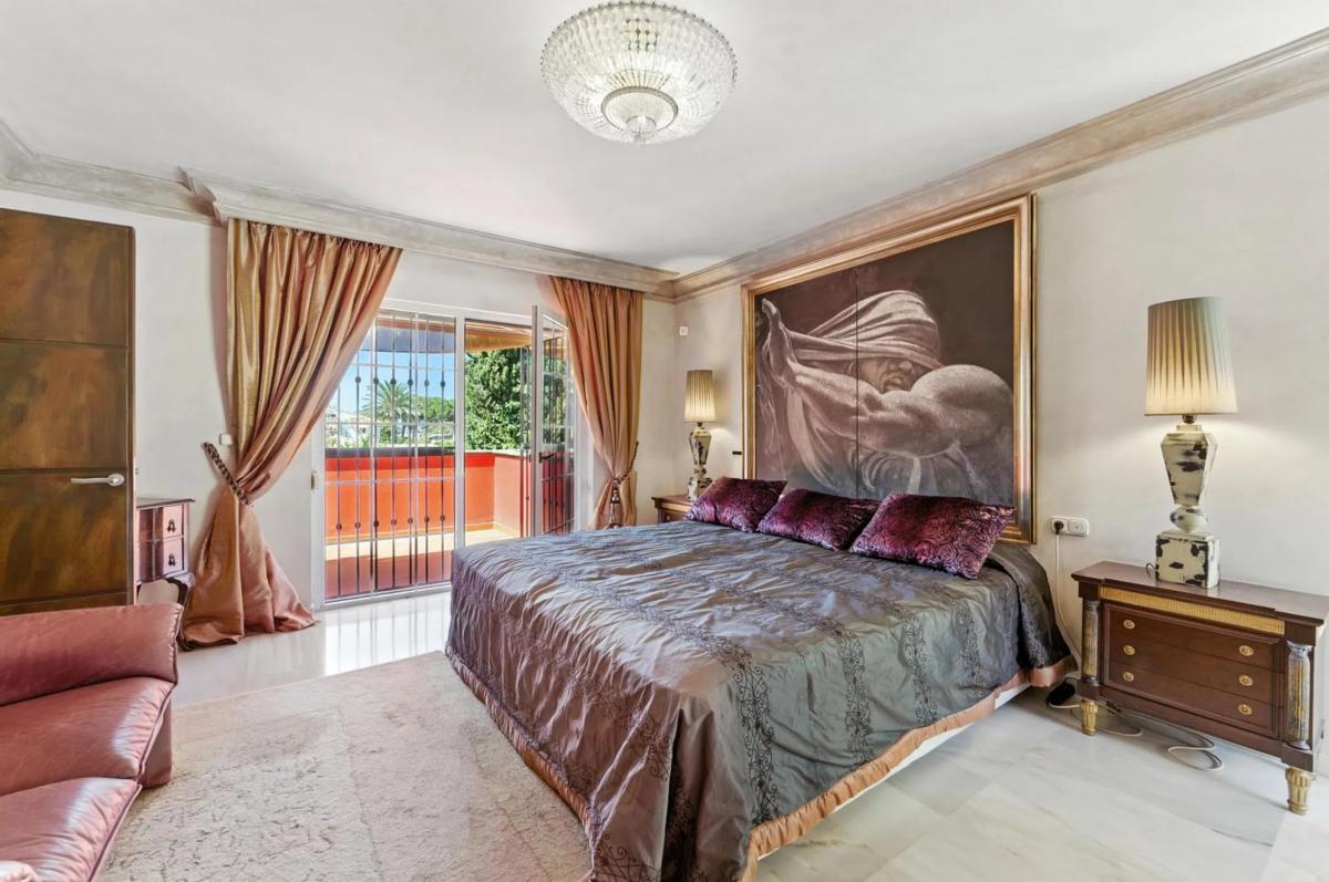 Sale of independent chalet in AV LAS PALMERAS, Marbella
photo 3