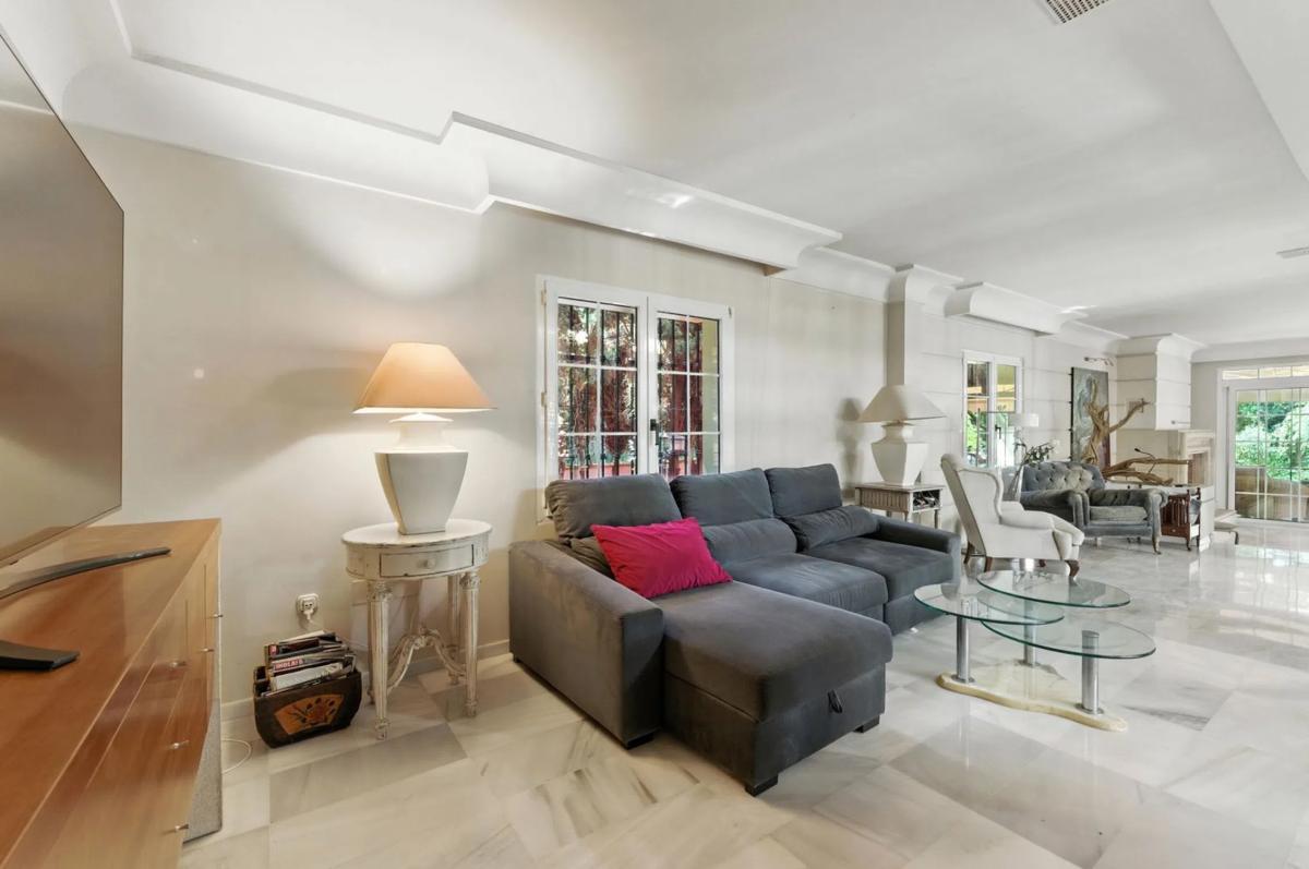 Sale of independent chalet in AV LAS PALMERAS, Marbella
photo 4