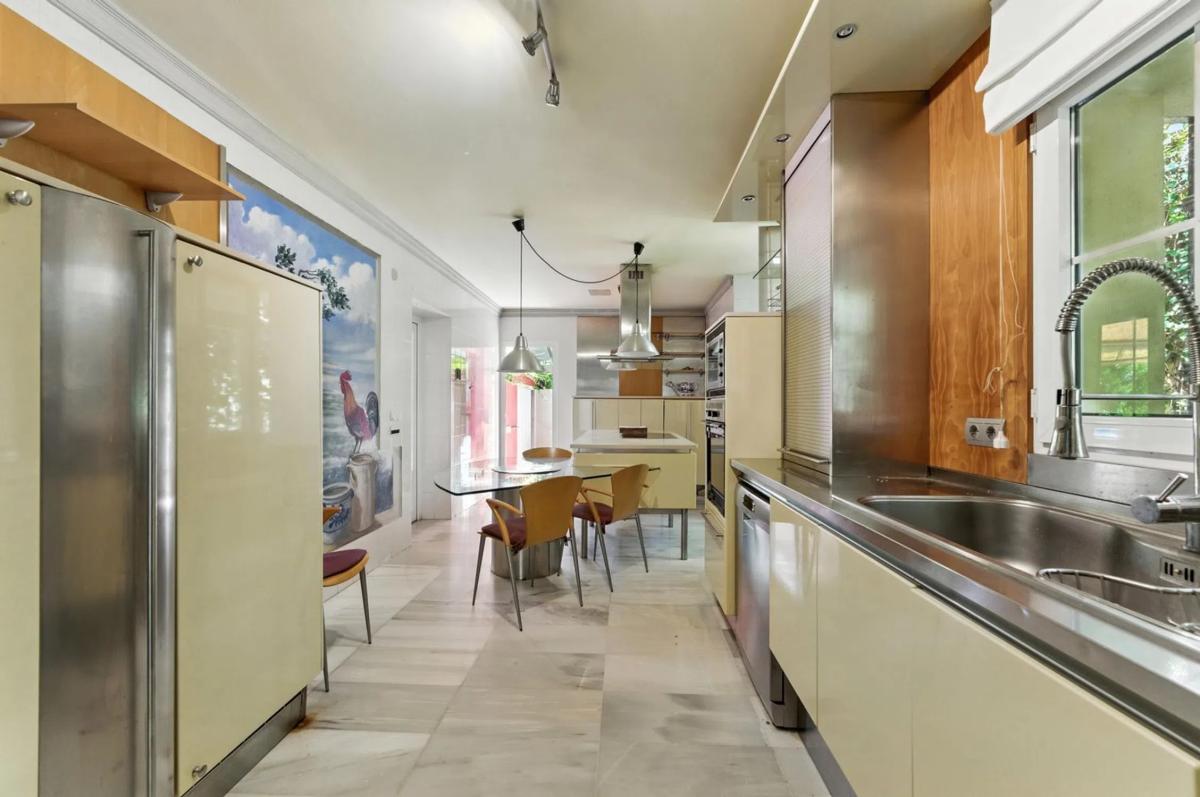 Sale of independent chalet in AV LAS PALMERAS, Marbella
photo 5