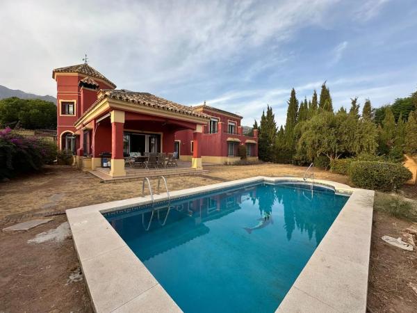 Chalet independiente en venta en Barrio Valdeolletas-Las Cancelas-Xarblanca, Marbella
photo 1
