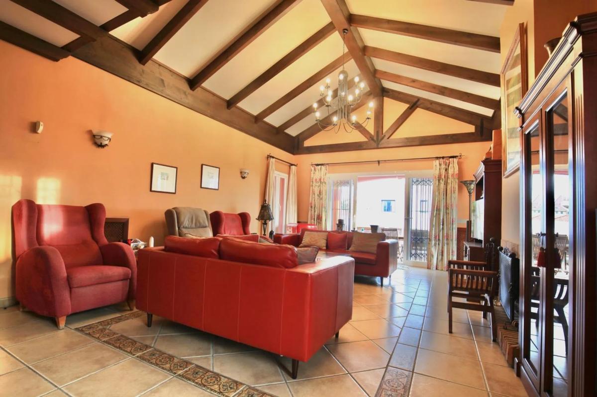 Sale of independent chalet in Barrio Valdeolletas-Las Cancelas-Xarblanca, Marbella
 photo 3