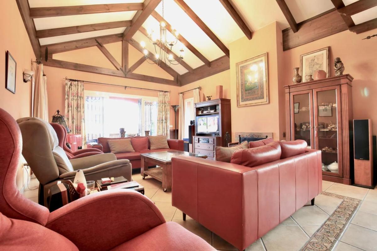 Sale of independent chalet in Barrio Valdeolletas-Las Cancelas-Xarblanca, Marbella
 photo 4