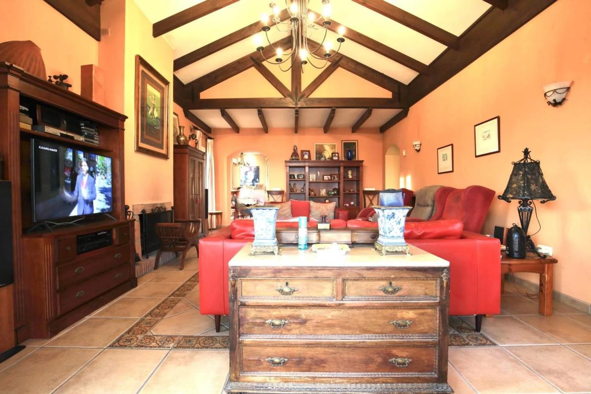 Sale of independent chalet in Barrio Valdeolletas-Las Cancelas-Xarblanca, Marbella
 photo 5