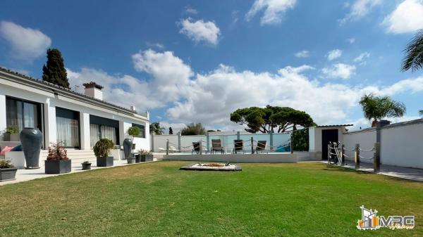 Chalet independiente en venta en CL MAESTRO DON JOSE MOLINA-H, Marbella
photo 1