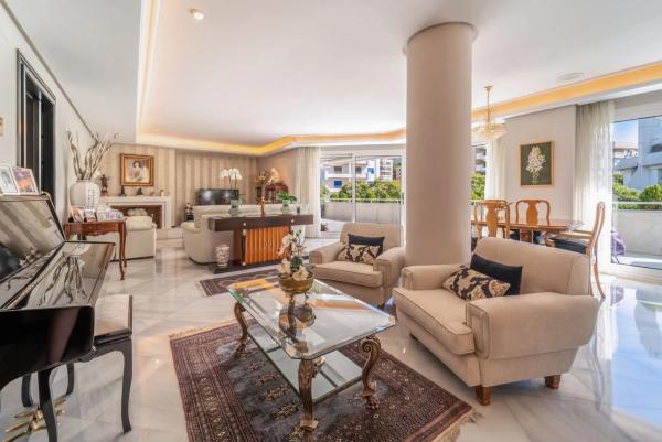 Mieszkanie na sprzedaż w  Barrio Playa de la Fontanilla, Marbella photo 1