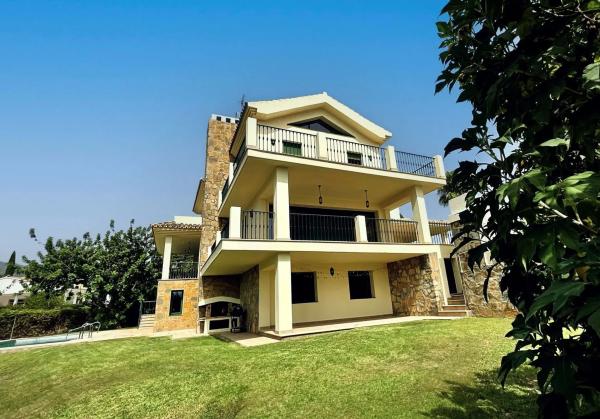 Chalet independiente en venta en Barrio Valdeolletas-Las Cancelas-Xarblanca, Marbella
 photo 1
