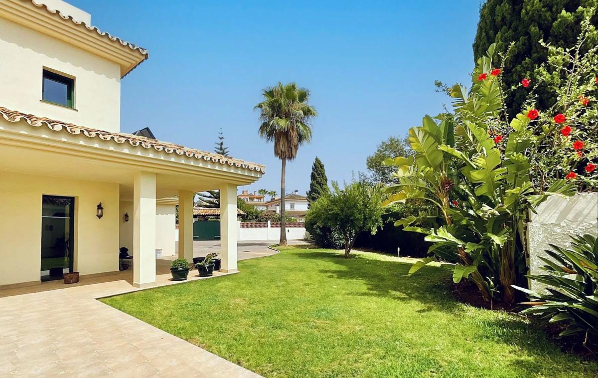 Продажа отдельного шале в  Barrio Valdeolletas-Las Cancelas-Xarblanca, Марбелла photo 3