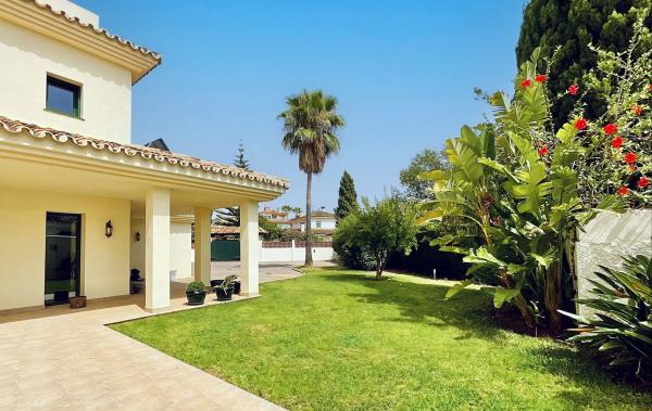 Chalet independiente en venta en Barrio Valdeolletas-Las Cancelas-Xarblanca, Marbella
 photo 3