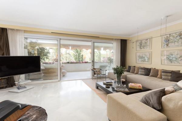 Apartment for sale in  Calle Arturo Rubinstein, 3, Marbella photo 3