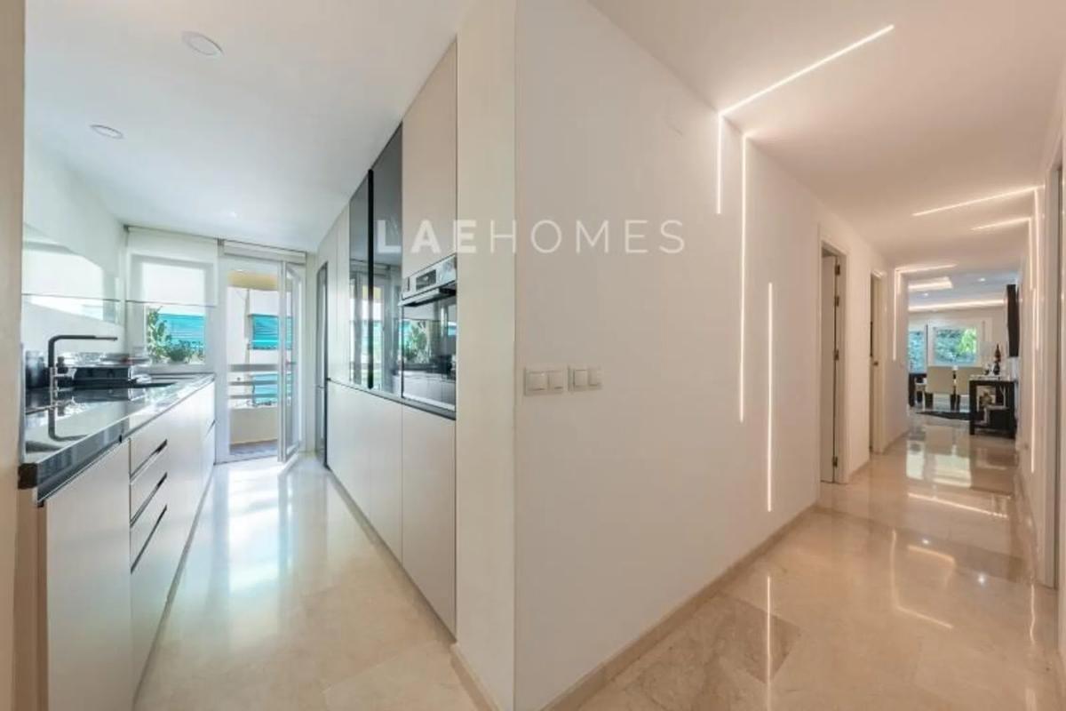 Sale of apartment in Barrio Playa de la Fontanilla, Marbella
photo 3