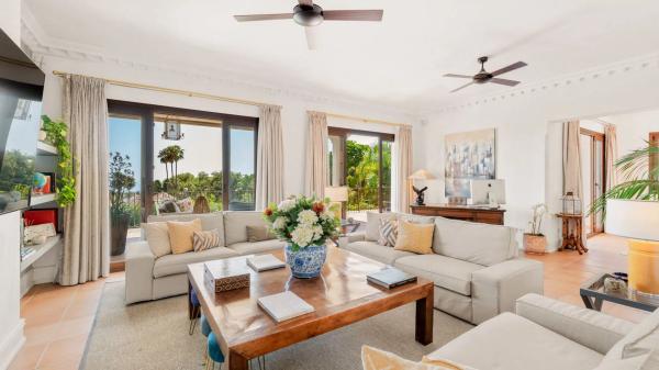 Chalet independiente en venta en Barrio Valdeolletas-Las Cancelas-Xarblanca, Marbella
 photo 2